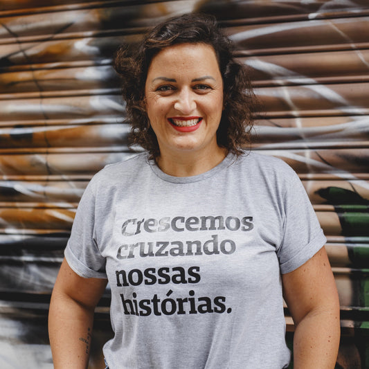 Peita e Cruzando Histórias lançam frase com parte do lucro para projeto
