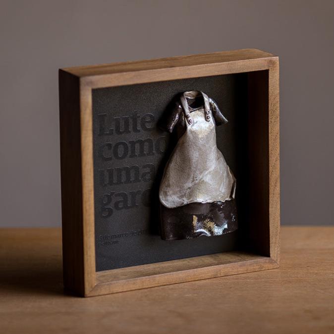Vestido das Sufragistas em miniatura de Cerâmica