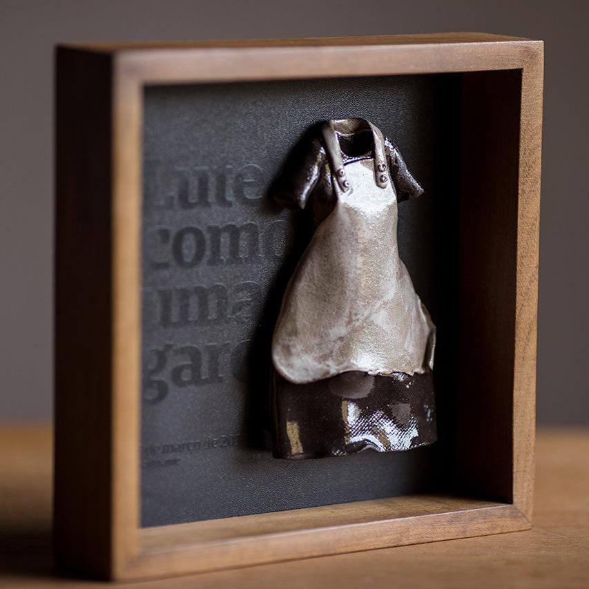 Vestido das Sufragistas em miniatura de Cerâmica