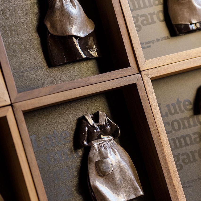 Vestido das Sufragistas em miniatura de Cerâmica