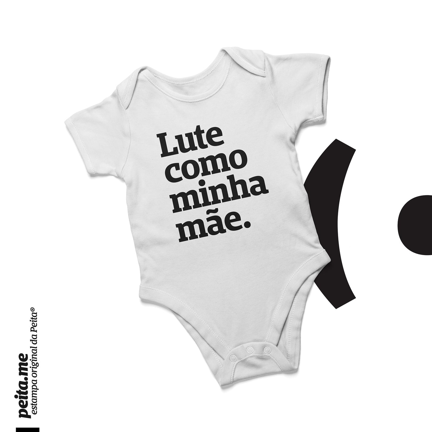 Mockup de um body infantil branco escrito Lute como minha mãe em preto. Fundo branco