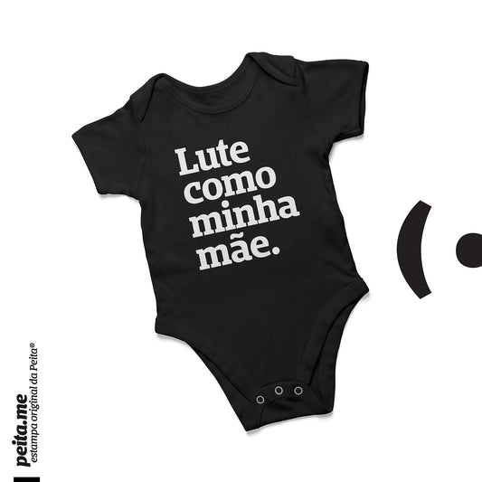 Mockup de um body infantil preto escrito Lute como minha mãe em branco. Fundo branco.