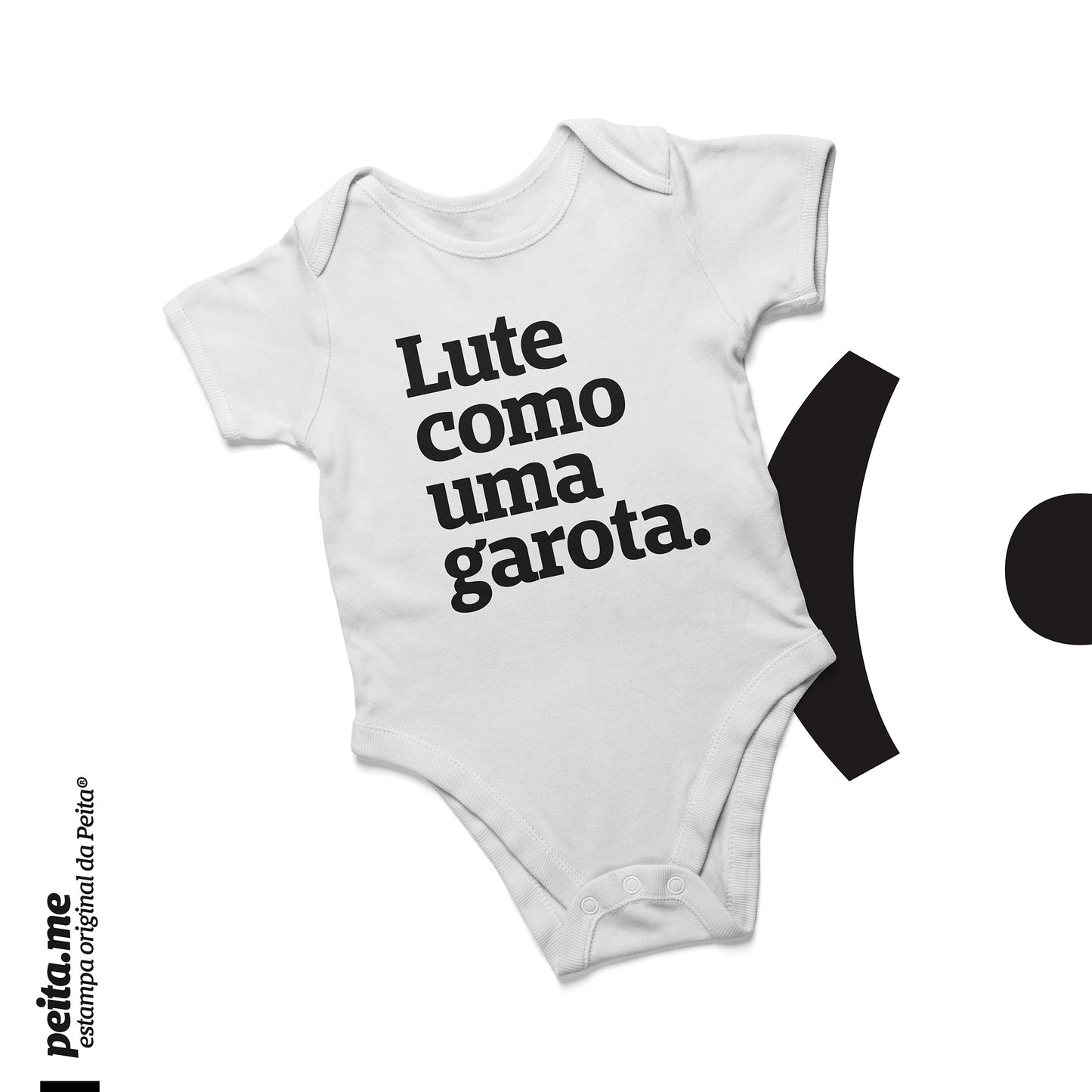 Mockup de um body infantil branco escrito Lute como uma garota em preto. Fundo branco.