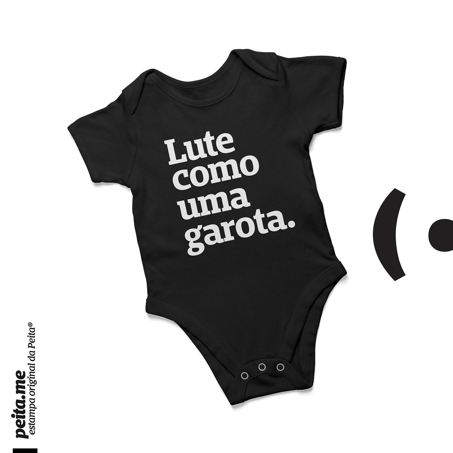 Mockup de um body infantil preto escrito Lute como uma garota em branco. Fundo branco.