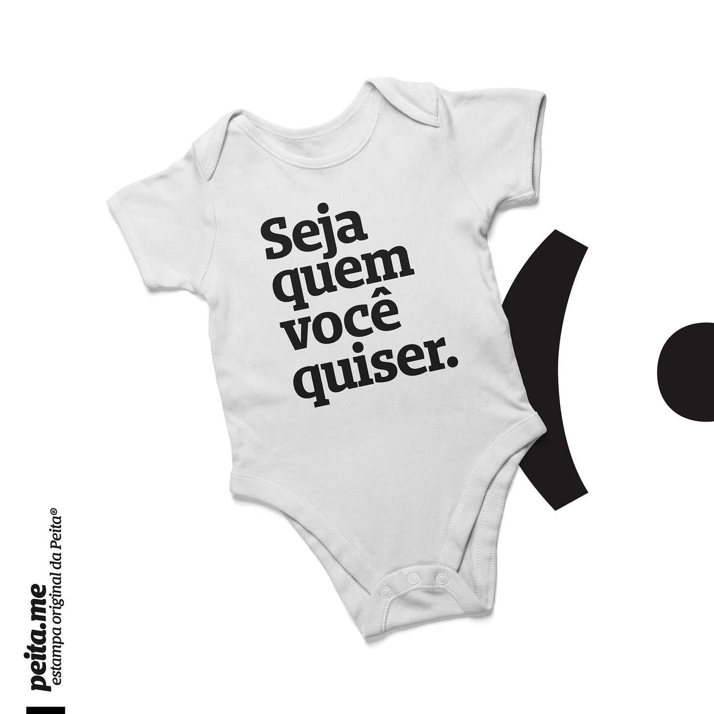 Mockup de um body infantil branco escrito Seja quem você quiser em preto. Fundo branco.