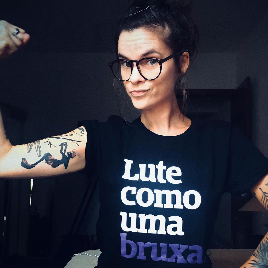 Lute como uma bruxa.