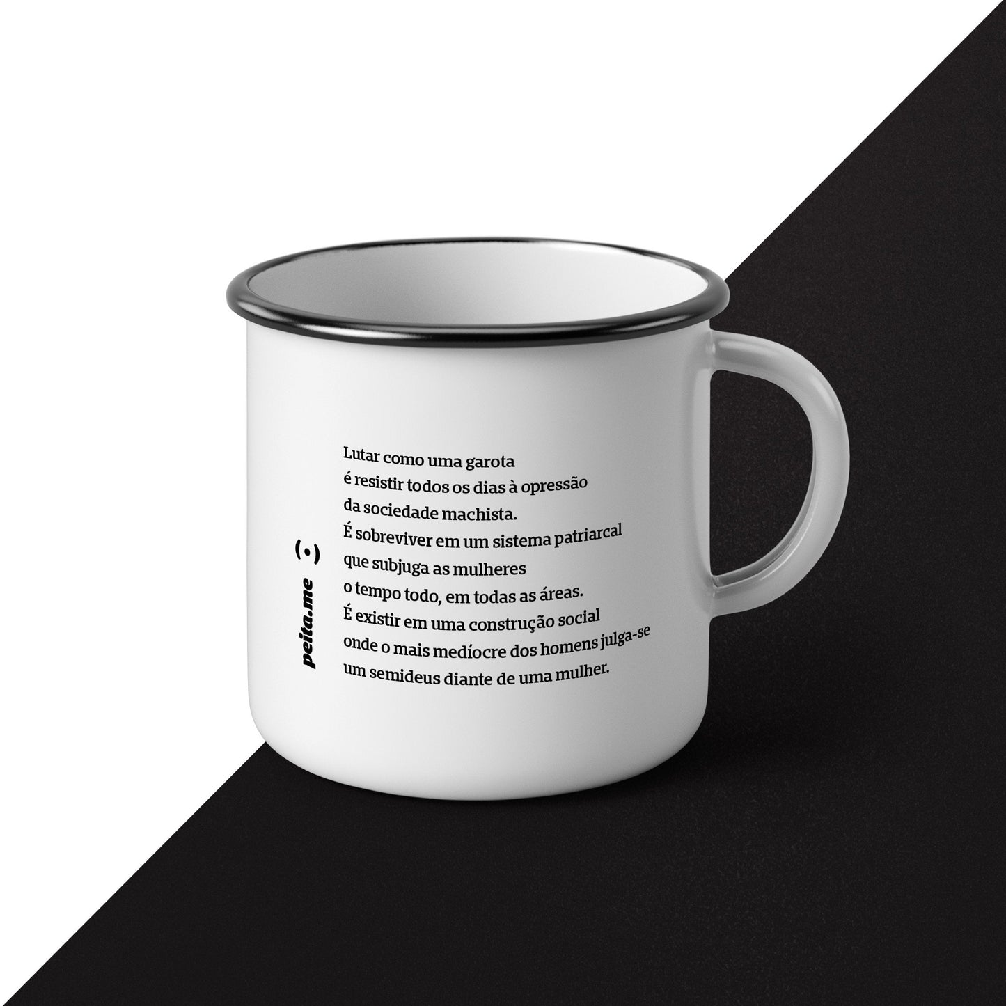 Foto preta e branca caneca esmaltada branca arte com fundo branco e preta com texto sobre o que é lutar como uma garota