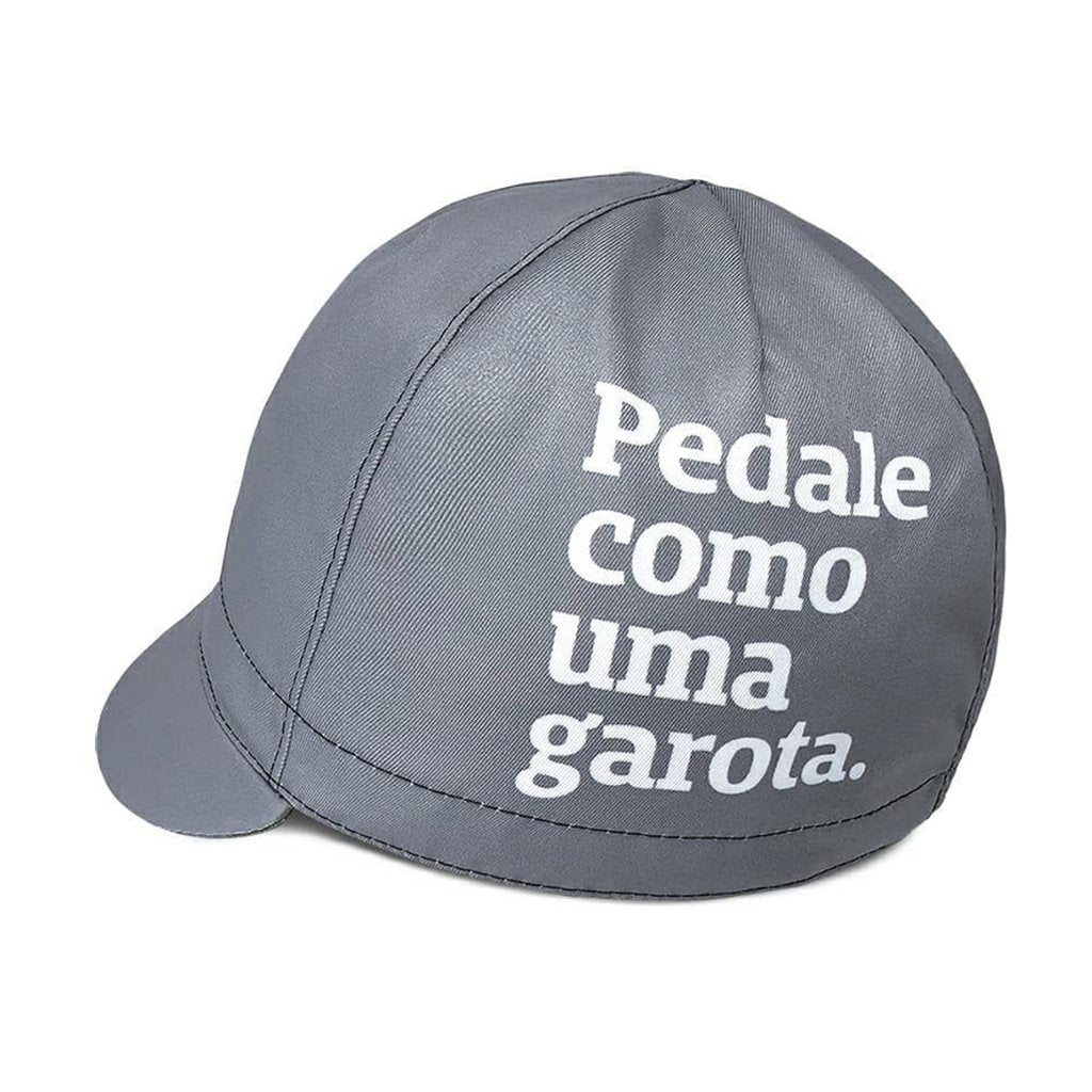 Foto colorida da lateral do Cap cinza com frase pedale como uma garota em branco. Fundo branco.