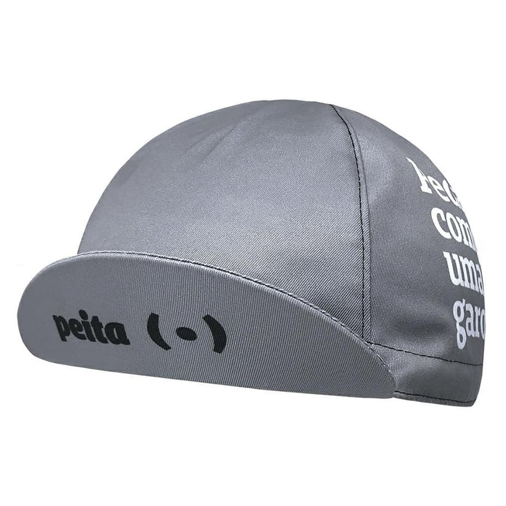 Foto colorida Cap cinza com aba levantada escrito peita e logo da peita em preto, do lado esquerdo está escrito pedale como uma garota em branco. Fundo branco.