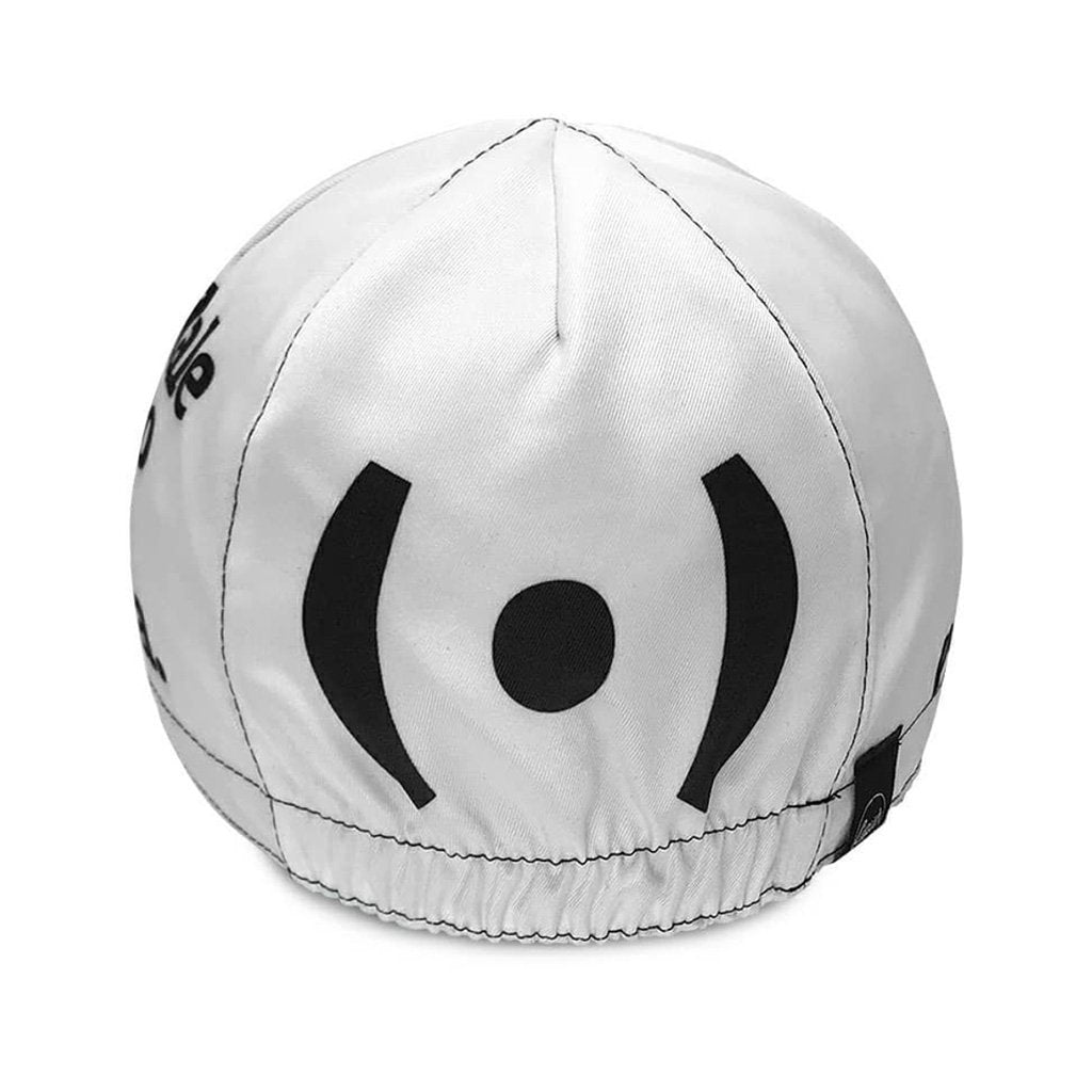 Foto colorida da parte de trás do Cap branco com logo preta da Peita. Fundo branco.