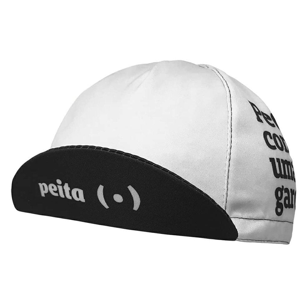 Foto colorida Cap com frente branca, aba levantada escrito Peita e logo em preto, lateral direita escrito pedale como uma garota em preto. Fundo branco.