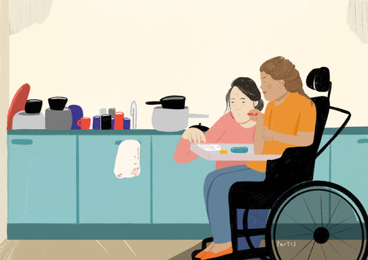 ilustração colorida de duas mulheres, uma negra e outra branca, uma sentada em uma cadeira de rodas e outras dando de comer. Ao fundo uma pia cheia de louça suja. 