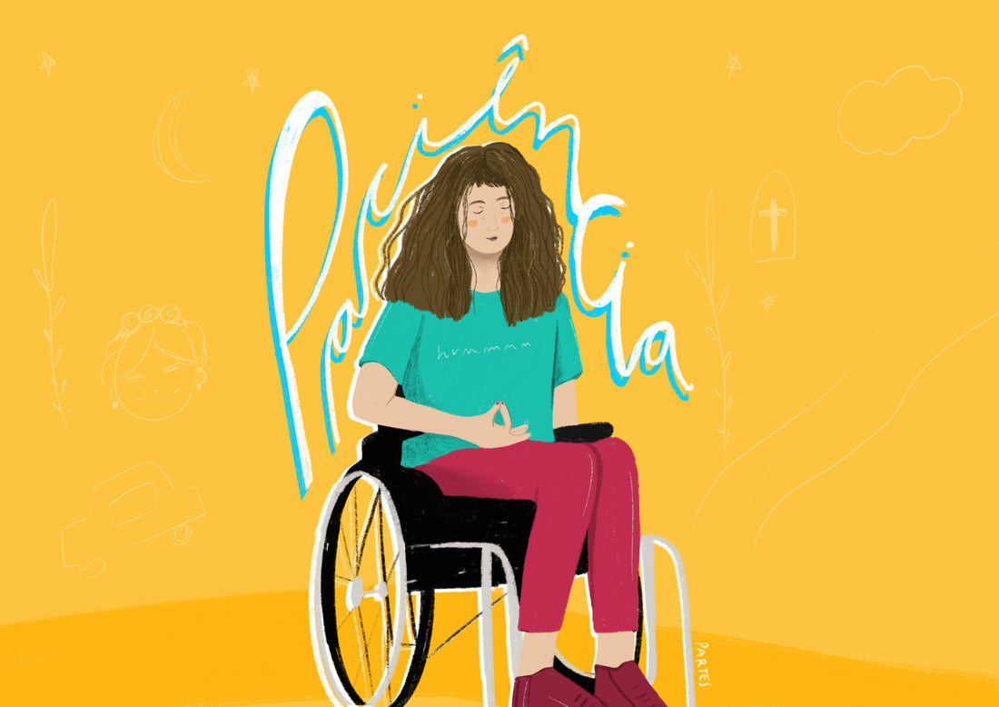 arte amarela com ilustração de uma mulher, branca, cadeirante, cabelos longos, camiseta verde, calça vermelha, tenis marrom sentada em uma cadeira de rodas preta. envolvendo ela a partir da cintura, a palavra paciência em branco.