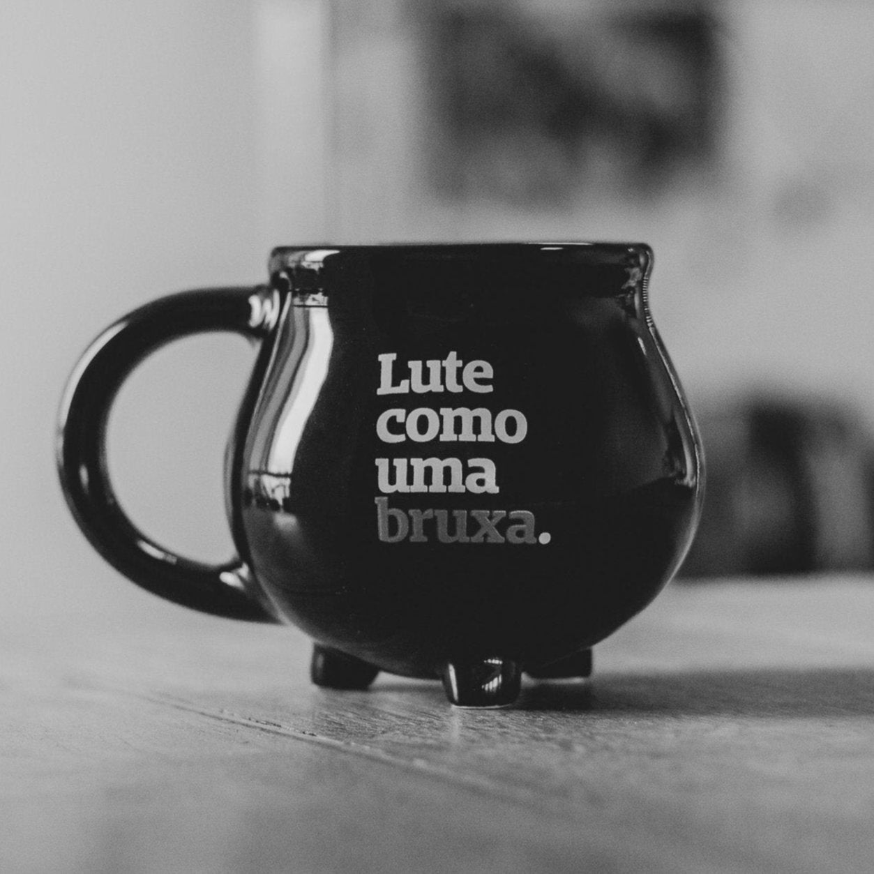 caneca caldeirão lute como uma bruxa com frase original de peita