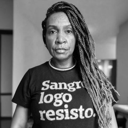 camiseta com frase de resistencia frase feminista sangro logo resisto mães da favela t shirt feminista da peita