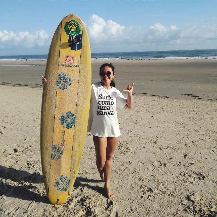Surfea como una niña.