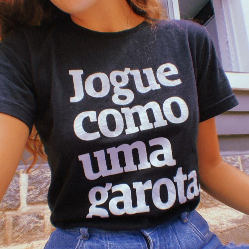 Jogue como uma garota.®  Camiseta com frase original da Peita – PEITA