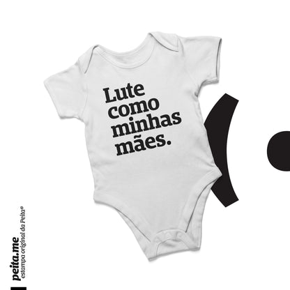 Mockup de um body infantil branco escrito Lute como minhas mães em preto. Fundo branco.